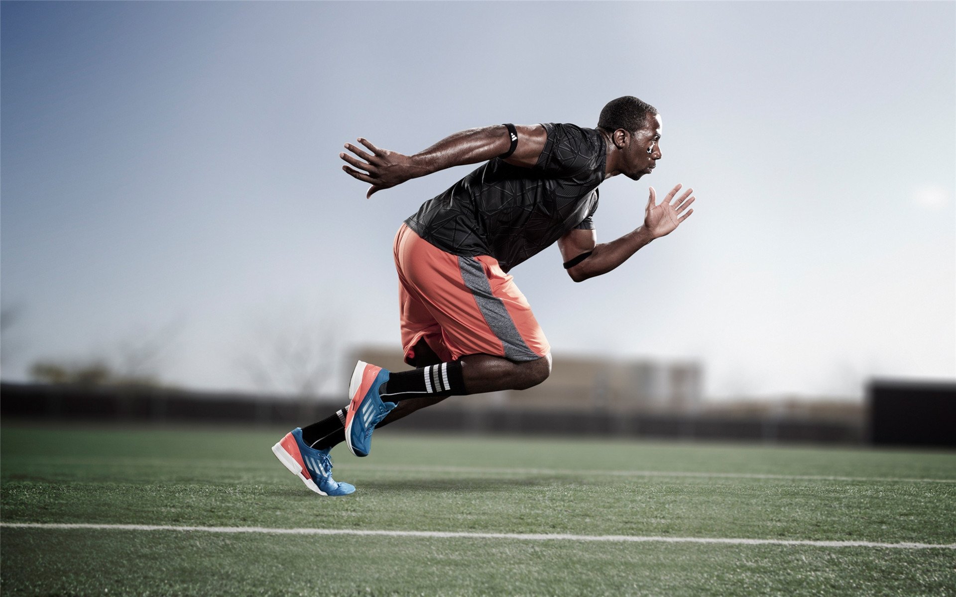 西班牙骑手托马斯·约夫雷在美国奥卡拉速度挑战赛中以最快成绩获胜。